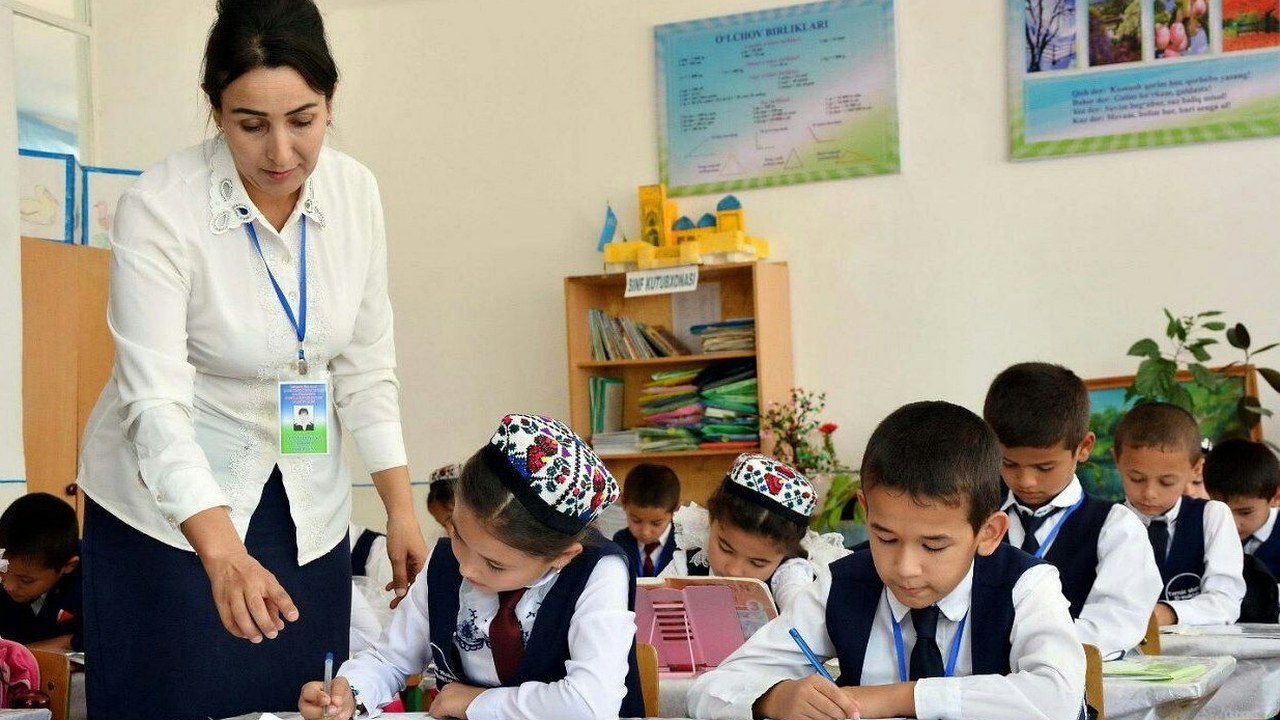 O'qituvchilar kuni mukofoti: maktab xodimi 1 milliondan ko'proq oladi