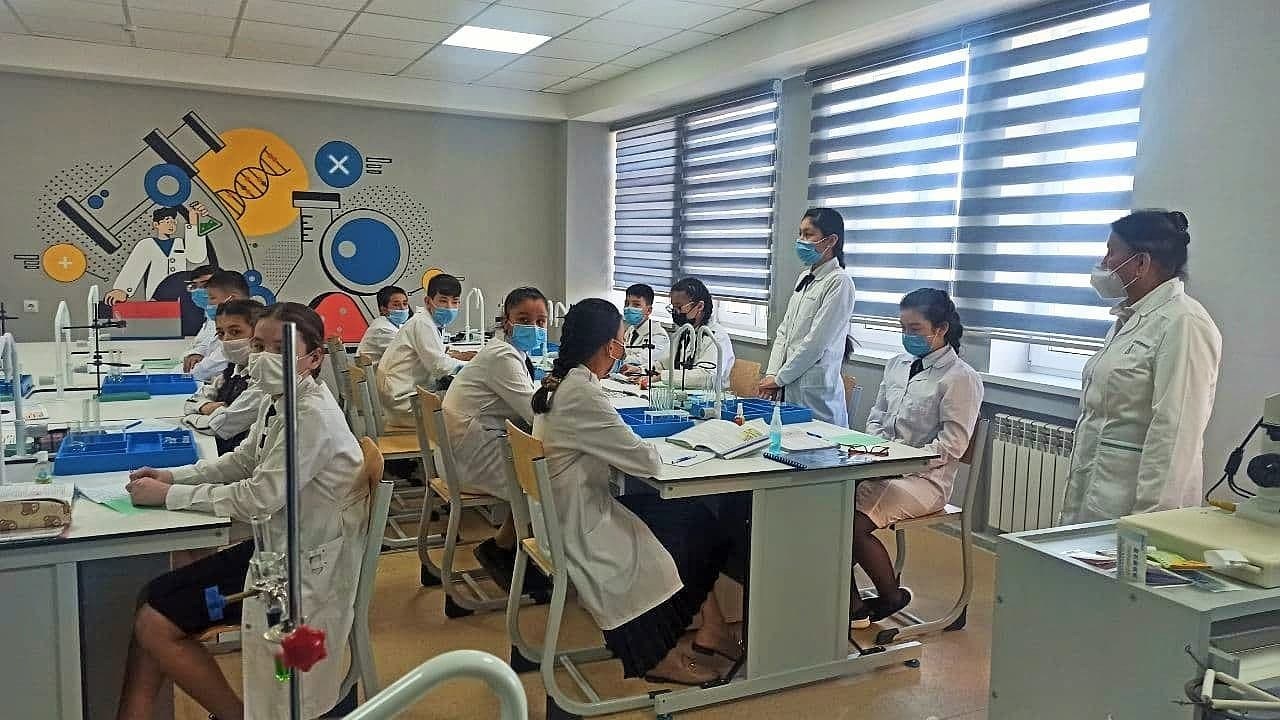Ixtisoslashtirilgan maktab o'quvchilari kimyo laboratoriyasida