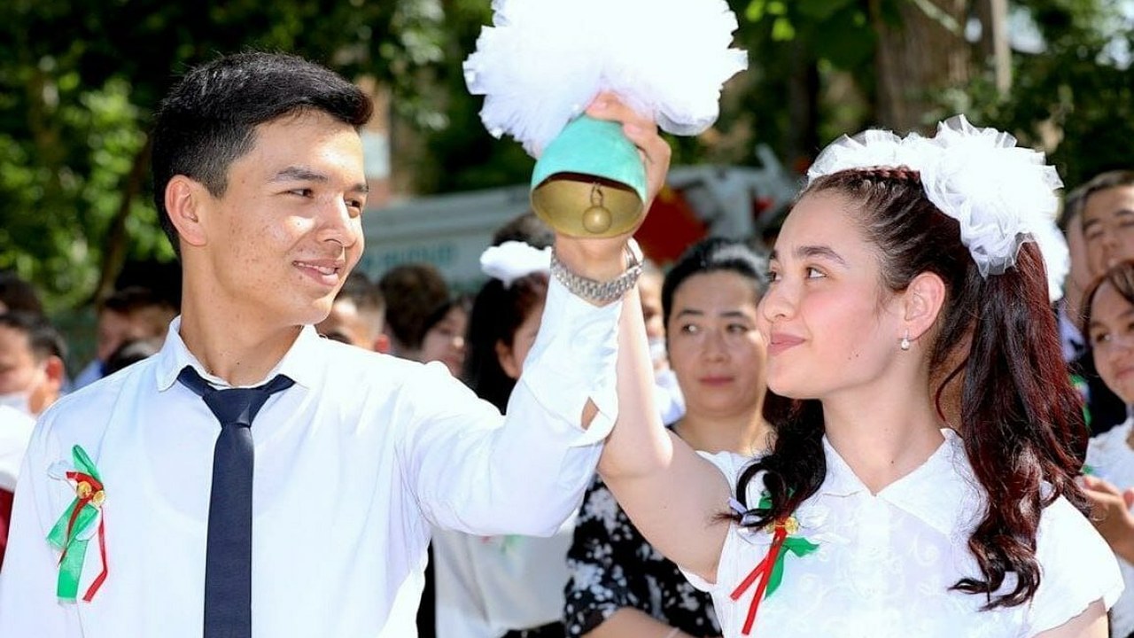 So'nggi qo'ng'iroq: bitiruvchilar qo'ng'iroq chalmoqda